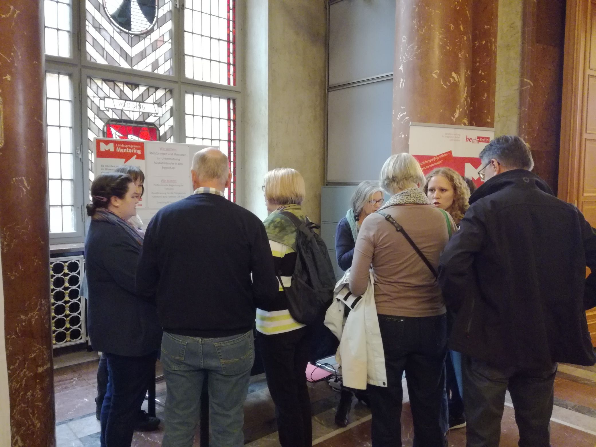 Leute am Stand der Freiwilligenbörse